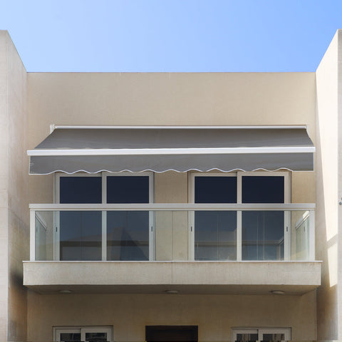 Retractable outdoor balcony shade with hand crank