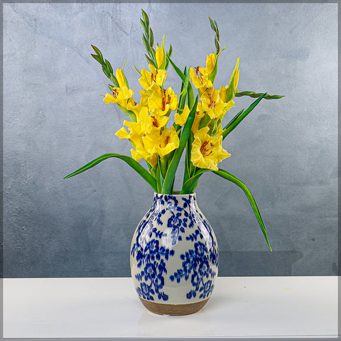 Decorative ceramic Chinese vase in blue and white