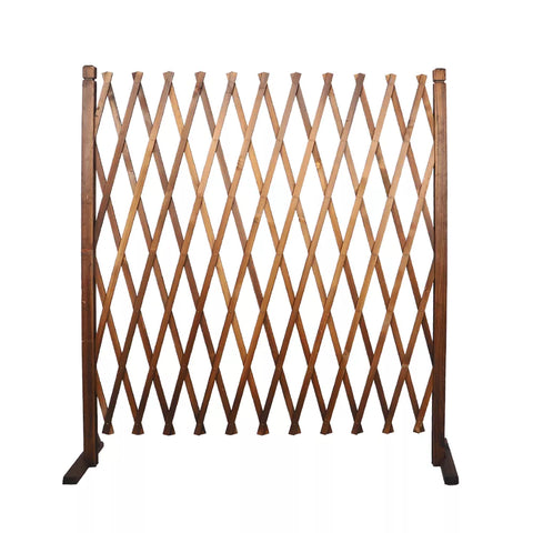 Extendable wooden grid fence