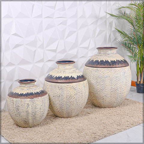 Stylish metal vase set UAE