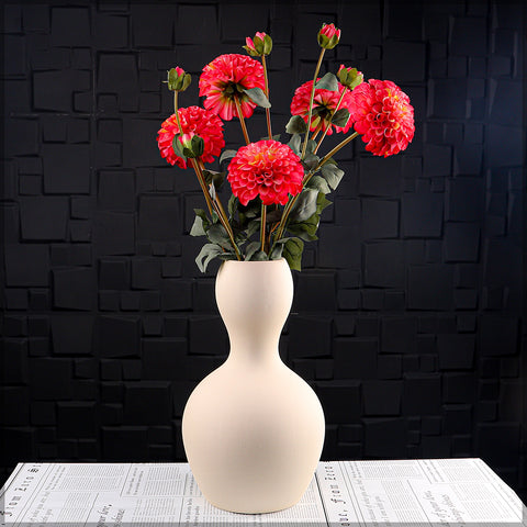 Simple yet stylish minimalist ceramic vase