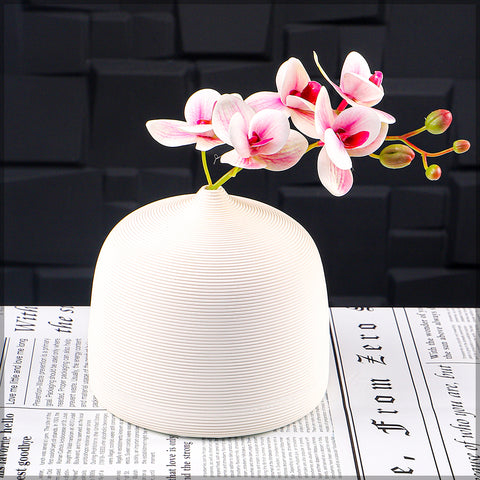 Ceramic vase with minimalist design